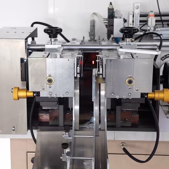 Máquina de corte de etiqueta tecida multifuncional/ máquina de corte e dobra de etiqueta de tecido de vestuário impresso a quente e a frio para fita de cetim, fita de algodão, etiqueta de cuidado Jz